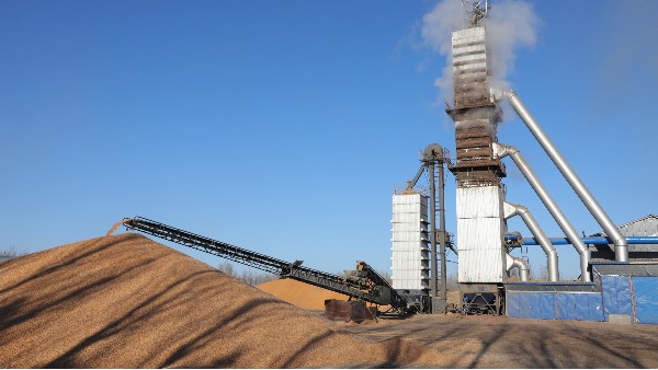 烘糧噸成本降至28元！300噸烘干塔用上秸稈直燃熱風(fēng)爐，相比燃煤一天節(jié)省一萬(wàn)六！